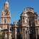 La ornamentada fachada de la Iglesia Catedral de Santa María revela estatuas, columnas y un campanario